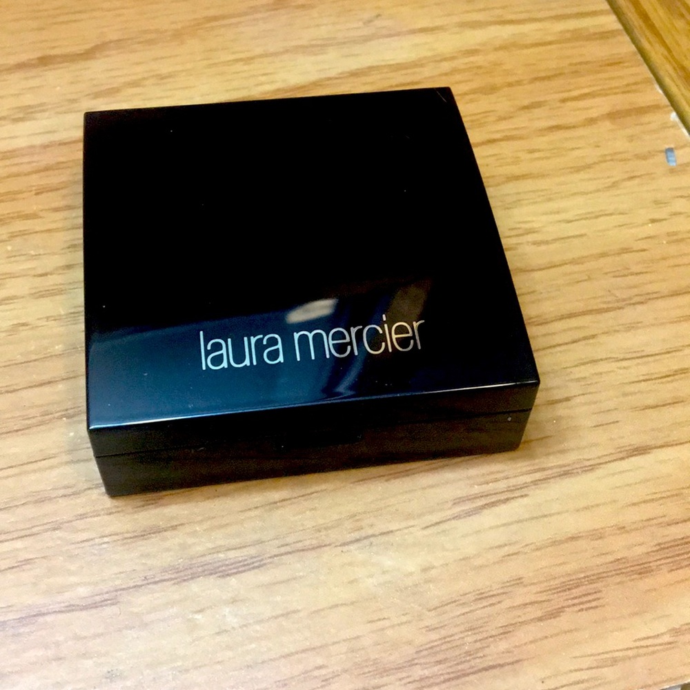 Laura Mercier Secret Blurring powder under eyes